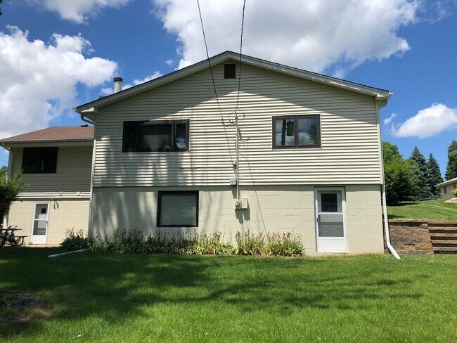 Building Photo - Large 4 bedroom 2 bath home right off of West Center