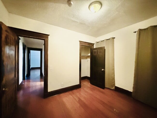 Building Photo - 578 E 21st St