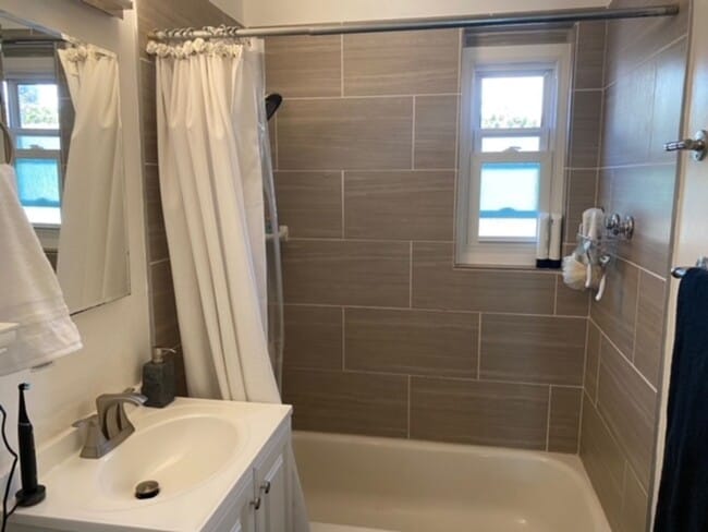 Building Photo - Darling 2 bedroom, 1 bath Single Family Home