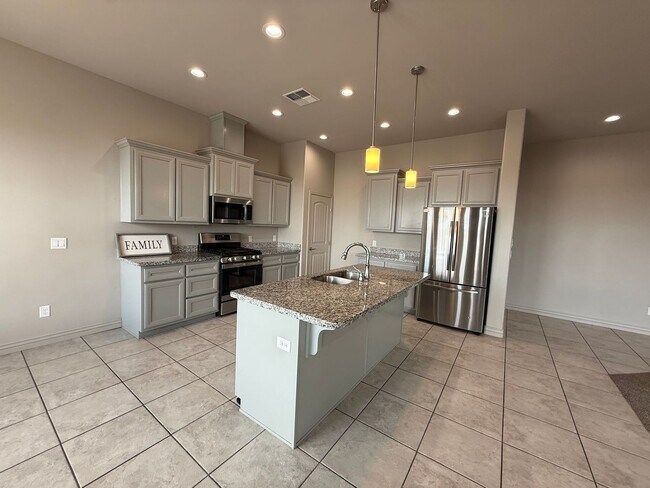 Building Photo - 4 Bedroom in Villa Chaparral!