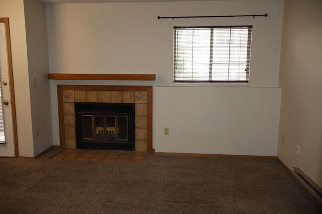 Building Photo - Spacious 2BR/2BA Condo Steps from Campus