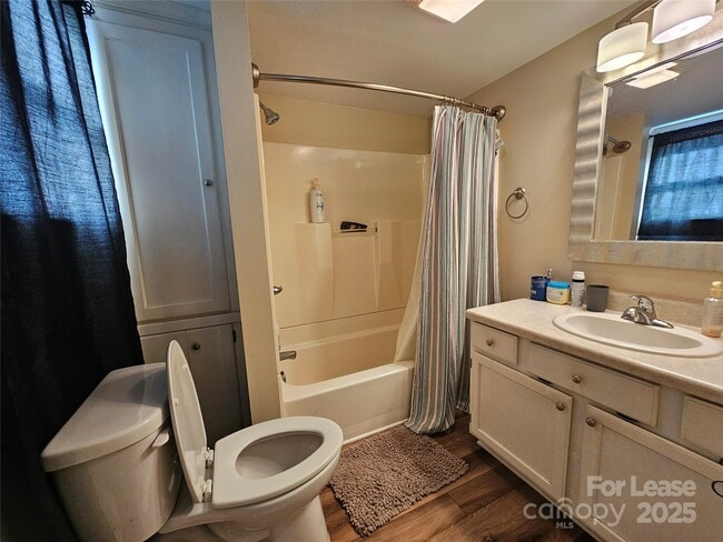 Building Photo - 208 W Main St