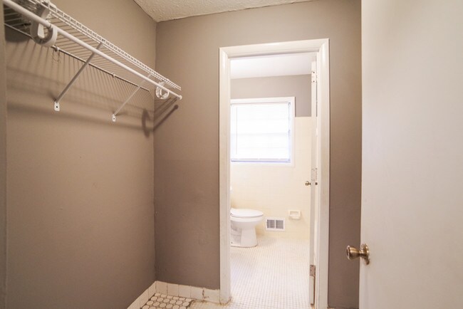 Building Photo - 722 Tara Cir SE