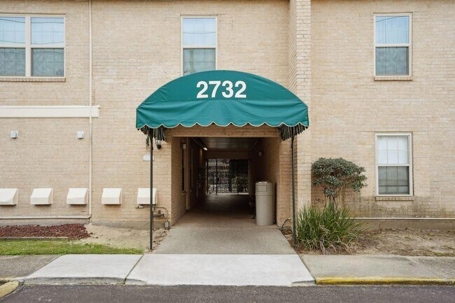 Building Photo - 2732 Whitney Pl