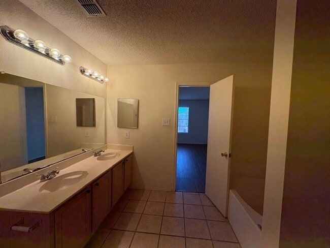 Building Photo - 2 Story Home with Great Floor Plan