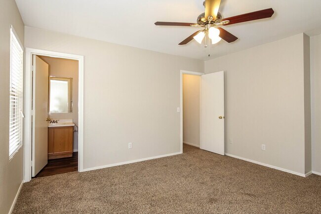 Building Photo - 11815 W Columbine Dr