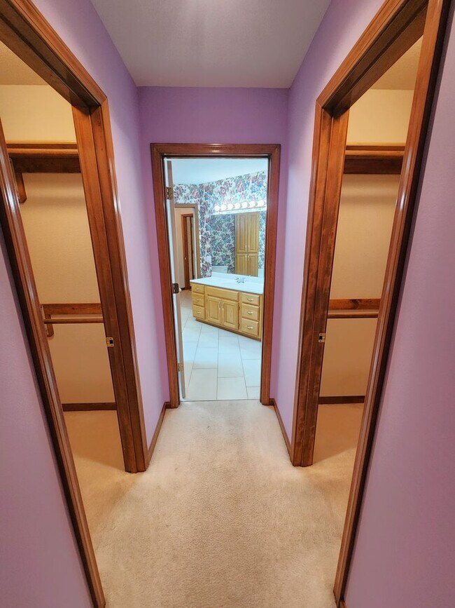 Building Photo - Executive 3+BR, 3BTH Rancher, 2car gar (with ALL utilities only $450/mo) and lawncare and snow re...