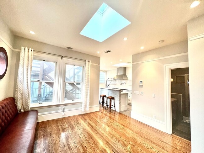 Building Photo - Welcome to North Beach! Premier 1 bed/ 2 B...
