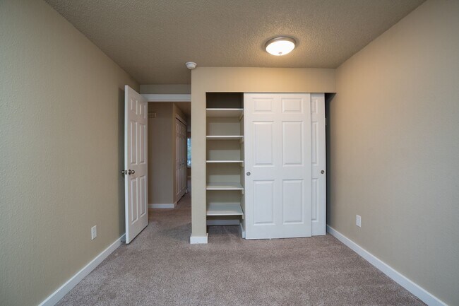 Building Photo - 1801 Woodland Glen Dr S