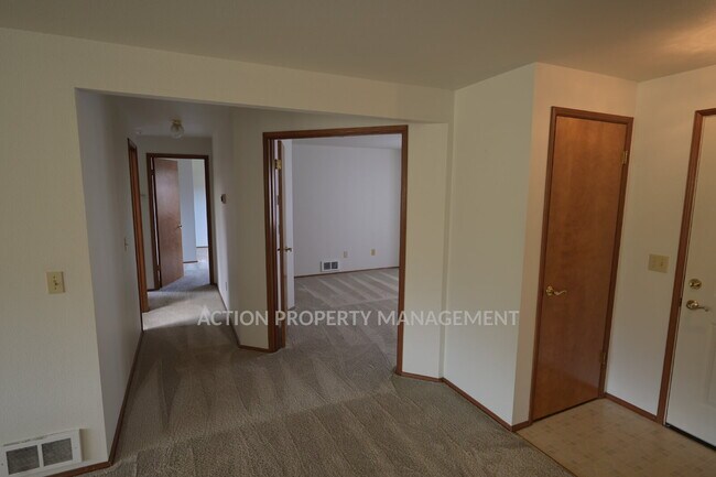 Building Photo - 3 bed 2 bath, 2 car garage in Sequim