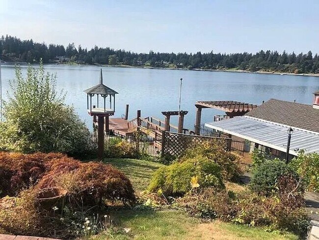 Building Photo - WATERFRONT Gravelly Lake Large 4 Bedroom Home in Lakewood!