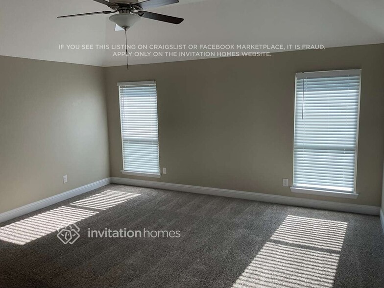 Building Photo - 5609 Paradise Dr