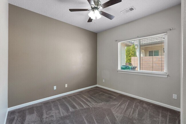 Building Photo - 224 Valle Alto Dr NE