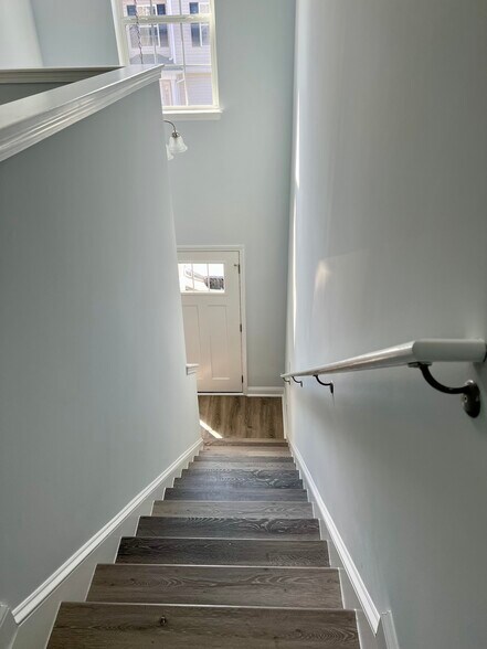 Building Photo - 609 37th Ave N