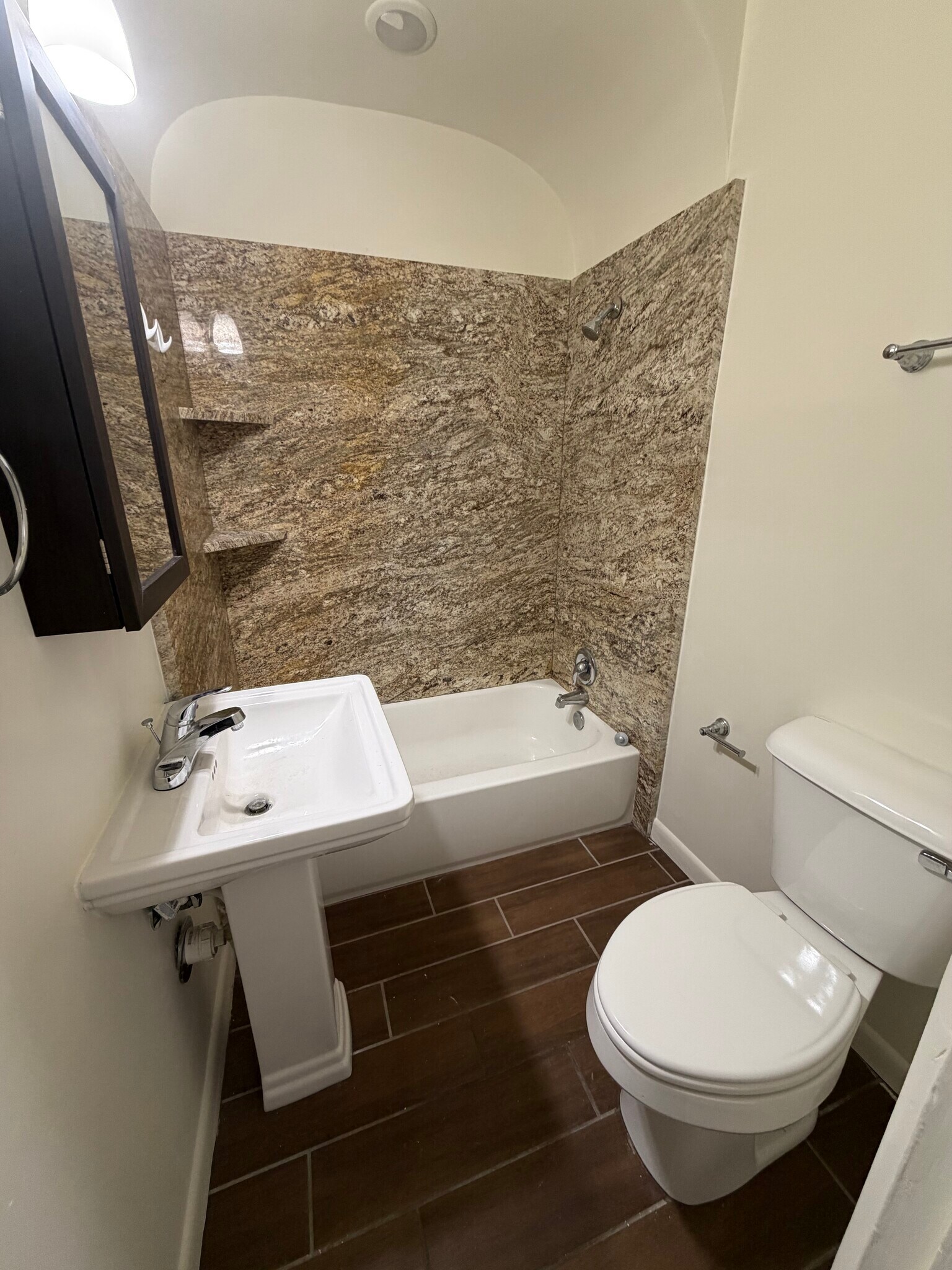 Building Photo - 216 Veranda Rd NW