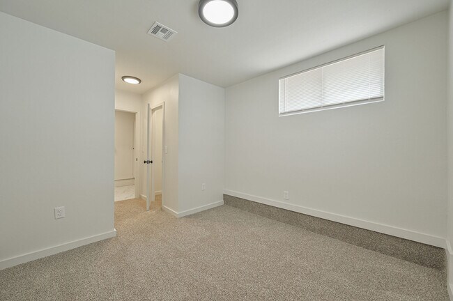 Building Photo - 6104 S Villa Ave