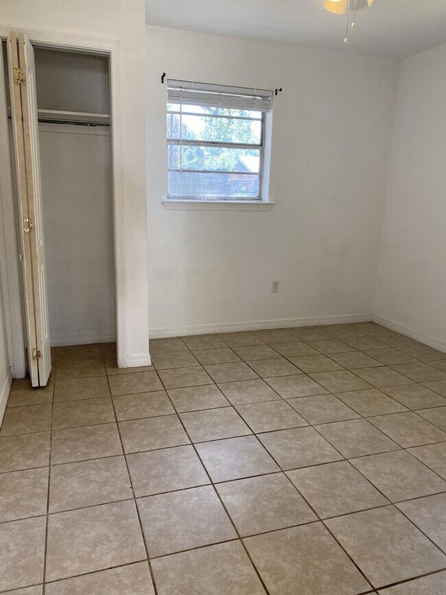 Building Photo - Available NOW! *PET FRIENDLY*