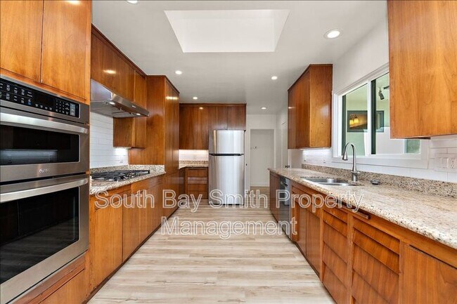 Building Photo - 312 Ave Atezada