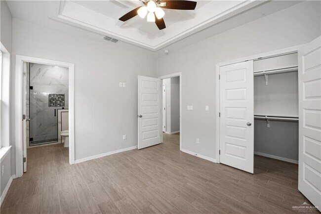 Building Photo - 845 Deluxe St