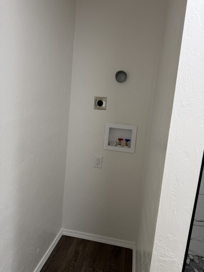 Building Photo - 1124 S Holly Ln