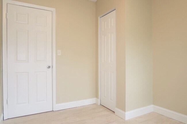 Building Photo - 1/2 OFF 3 Bedroom, 1 Bathroom Home for Ren...