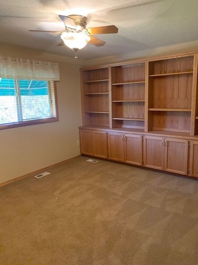 Building Photo - 3 Bedroom House on Quarter Acre!