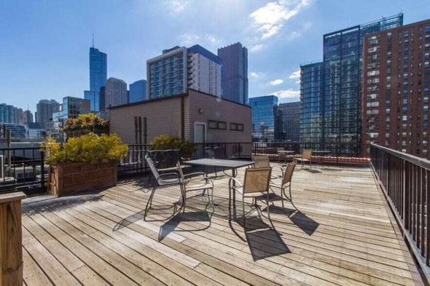 Rooftop Deck - 300 W Grand Ave