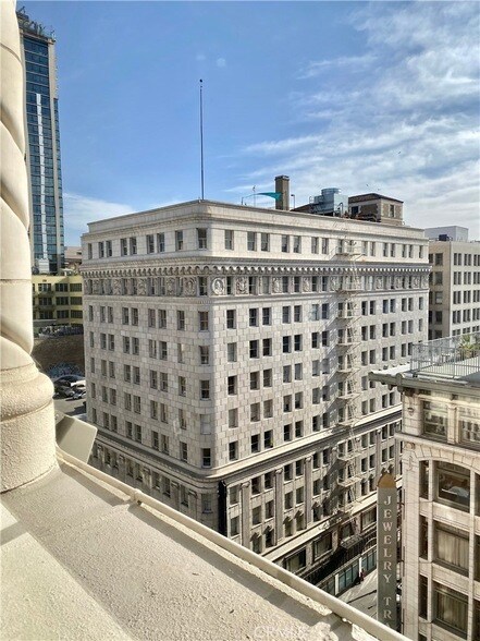 Building Photo - 312 W 5th St