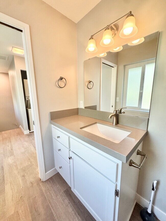 Building Photo - Beaitifully updated 2 bedroom 1.5 bathroom...