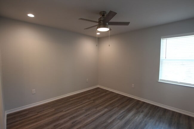 Building Photo - Stunning 2 Bed 2.5 Bath 1 Car Garage Townhome in Tyler!