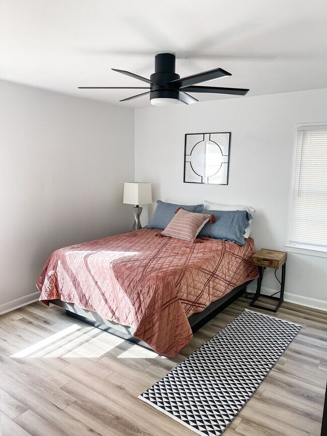 Building Photo - Charming Apt near Savannah's Historic District! Unit 1