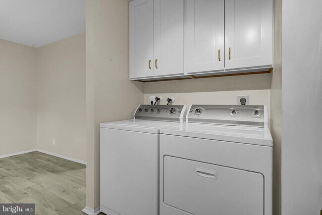 Building Photo - 2665 Glengyle Dr