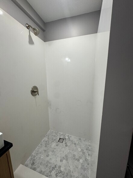 Building Photo - 352 Ermine Way