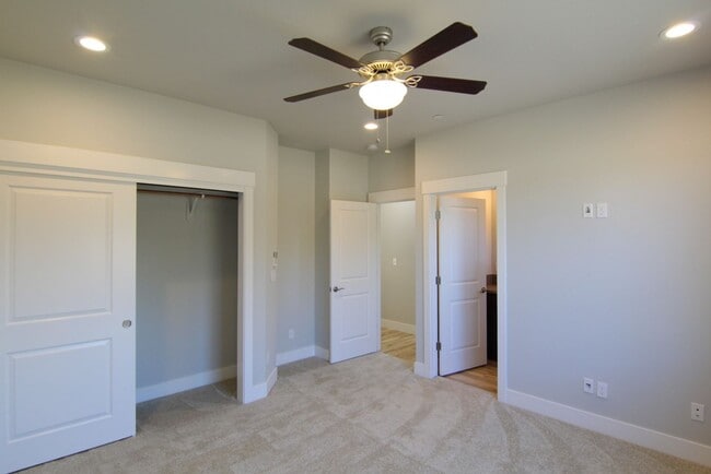 Building Photo - 1392 Bonhurst Dr
