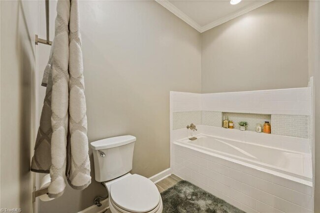 Building Photo - 1822 Oakcrest Ct