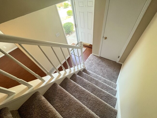 Building Photo - Adorable 2 bedroom, 2 1/2 bathroom townhom...