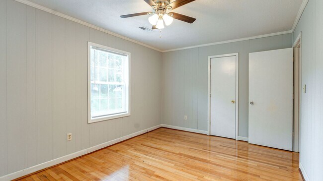 Building Photo - 3 Bedroom 1.5 Bath House in Hobcaw Point -...