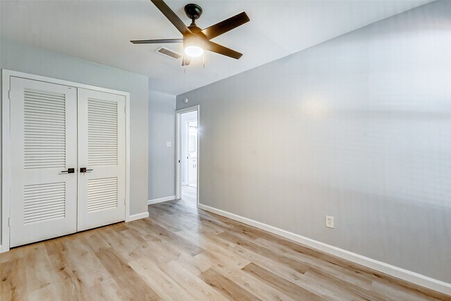 Building Photo - 5122 W Bellfort Ave