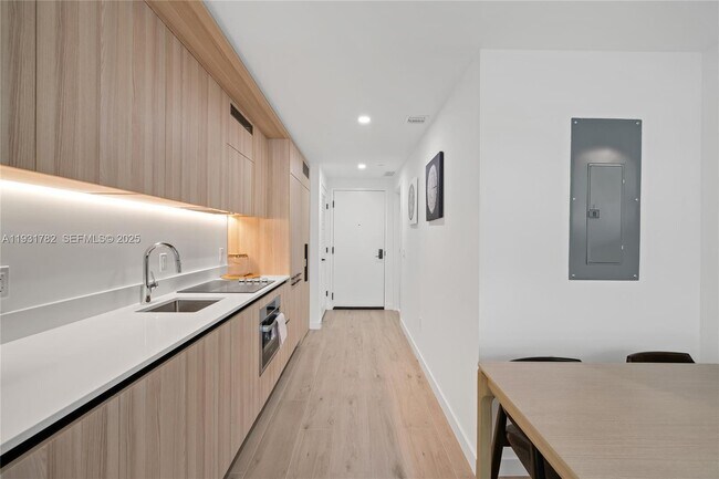 Building Photo - 225 N Miami Ave