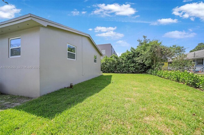 Building Photo - 6210 SW 59th Pl