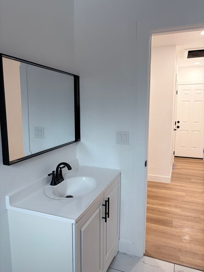 Building Photo - 105 W 83rd St