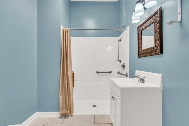 Building Photo - Spacious 3-bedroom, 2 full-bath property suited for residential living or commercial use