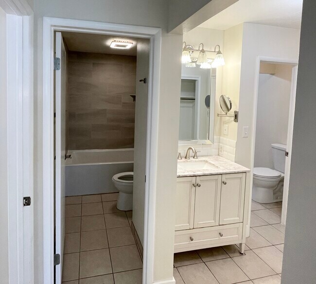 Building Photo - 852 E Three Fountains Dr