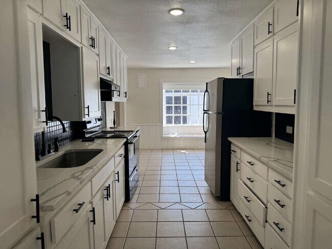 Building Photo - "Charming 4-Bed Lubbock Retreat: Granite Kitchen, Hardwood Elegance & Cozy Fireplace!"