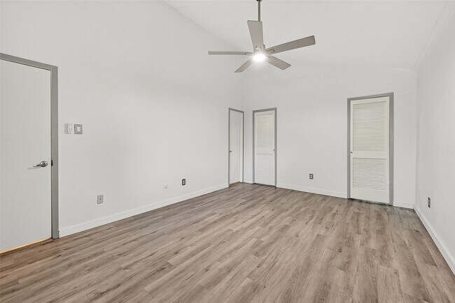 Building Photo - 13925 Hollowgreen Dr