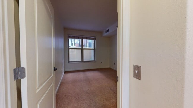 Building Photo - Logan Circle One Bedroom One Bath With Lar...