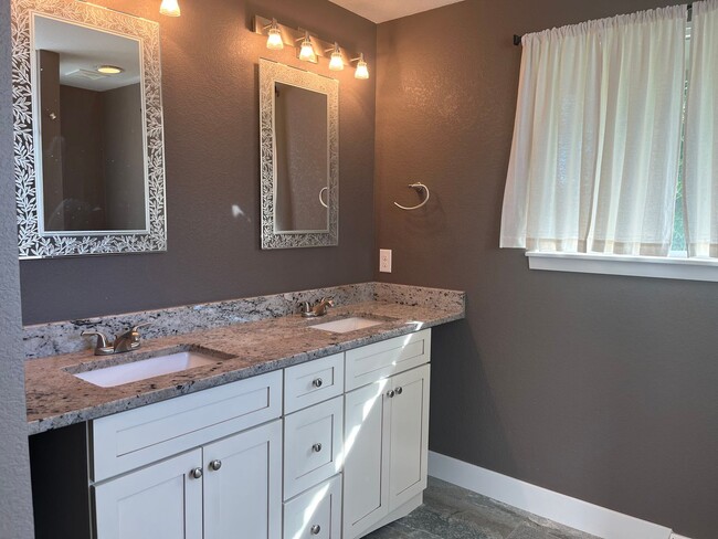 Building Photo - Beautiful 2 Bedroom + 2 Bonus Rooms, 3 Bat...
