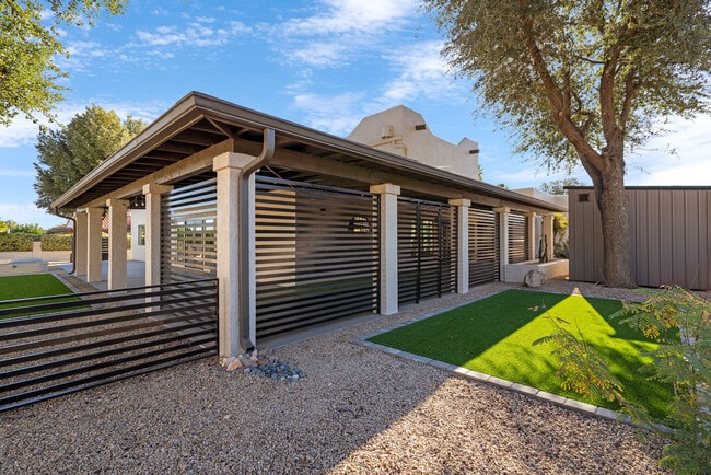 Building Photo - 2882 S Palmer Dr