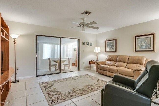 Building Photo - Beautiful Townhome Walking Distance to the...