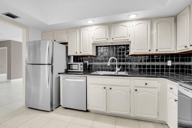Building Photo - 6895 Willow Wood Dr